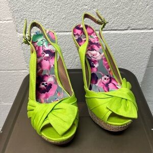 Lime Green Wedge Sandals with Bow Detail. Size 8